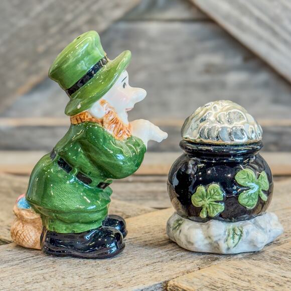 Appletree Designs Leprechaun w Pot of Gold/Silver Salt and Pepper Shaker Set - Picture 2 of 8